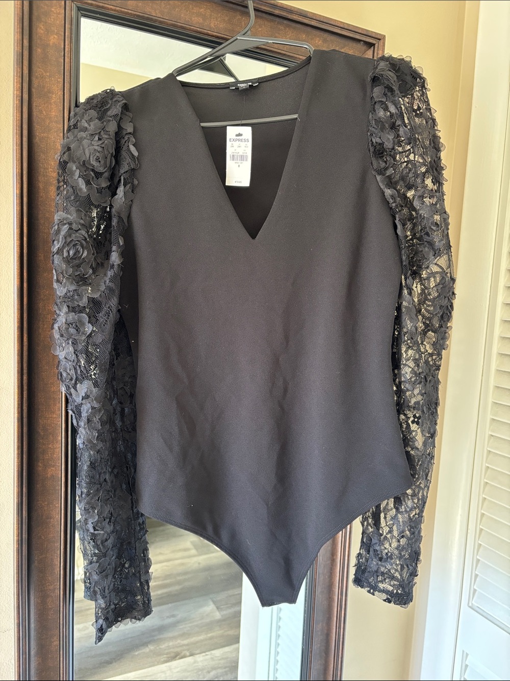 🌹NWT Express V-Neck Bodysuit with Floral Lace Sleeves (medium)